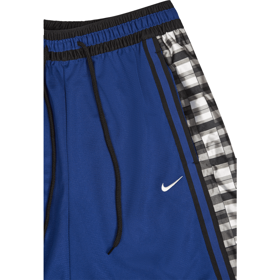 Nike Dri-FIT DNA + 8in Short